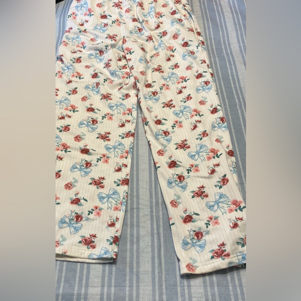 Daydream by Berkshire Home lightweight fleece pajama bottoms.